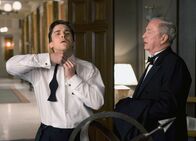 Batman Begins – Um noble Fassade besorgt: (l-r) Christian Bale als Bruce Wayne/Batman, Michael Caine als Alfred