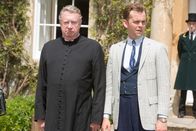 Father Brown – Father Brown (Mark Williams, l.) und Sid Carter (Alex Price, r.) stehen vor einem Rätsel. Sie können sich die schrecklichen Ereignisse der vergangenen Tage nicht erklären.