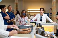 New Amsterdam – Dr. Lauren Bloom (Janet Montgomery, r.) Die Verwendung des sendungsbezogenen Materials ist nur mit dem Hinweis und Verlinkung auf RTL+ gestattet.