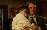 Malcolm mittendrin – Hal (Bryan Cranston, r.) will seinem Nachbarn eines auswischen ...