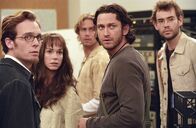 Timeline – Chris (Paul Walker, Mitte) muss seinen Vater retten, der auf einer Zeitreise verschollen ist. Die Archäologen Kate (Frances O’Connor), Marek (Gerard Butler, 2. v. re.), Francois (Rossif Sutherland, re.) und Josh (Ethan Embry) folgen ihm ins Mittelalter.