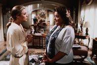 Der Rosenkrieg – Barbara (Kathleen Turner, l.) sucht Rat bei ihrer Haushälterin Susan (Marianne Sägebrecht, r.).