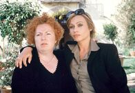 Geerbtes Glück – Ulrike (Jennifer Nitsch, re.) mit ihrer Haushälterin und Freundin Pepita (Hansi Jochmann).