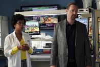 Navy CIS – Kasie Hines (Diona Reasonover, l.); Timothy McGee (Sean Murray , r.)