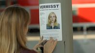 Das Verschwinden – Michelle (Julia Jentsch) hängt Vermisstenanzeigen ihrer Tochter Janine aus.