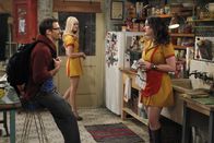 2 Broke Girls – Nächtlicher Besuch: Künstler Johnny (Nick Zano, l.) entdeckt im Vorbeigehen das brennende Licht in Max' (Kat Dennings, r.) und Carolines (Beth Behrs, M.) WG und leistet den beiden spontan Gesellschaft beim allnächtlichen Backen der Cupcakes.