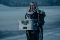 Arctic Circle - Der unsichtbare Tod – Nina Kautsalo (Iina Kuustonen) wartet darauf, Dr. Thomas Lorenz die entscheidenden Blutproben zur endgültigen Vernichtung des Jemen-Virus übergeben zu können.