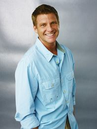 Desperate Housewives – (2. Staffel) - Auch wenn er ab und zu den Macho herauskehrt, so ist er doch herzensguter Mensch, der seine Frau liebt, seine Kinder vergöttert und manchmal halt noch auf den rechten Weg geführt werden muss: Tom Scavo (Doug Savant) ...