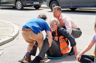 neoriginal: Aufgestaut – Paketfahrer Lew (Nicolas Garin, l.) und Familienvater Thomas Kling (Wayne Carpendale,r.) wollen nicht mehr länger warten. Sie nehmen die Dinge selbst in die Hand und versuchen, den Aktivisten Henning (Joachim Seemann, M.) eigenhändig von der Straße zu lösen.