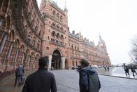 New Blood - Tod in London – Rash (Ben Tavassoli, l.) und Stefan (Mark Strepan, r.) besprechen unterwegs ihren Ermittlungsstand.