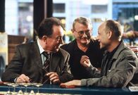 Tatort – Hauptkommissar Ehrlicher (Peter Sodann, links), Kriminaltechniker Walter (Walter Nickel, mitte) und Hauptkommissar Kain unterhalten sich angeregt in Frederikes Waschcafé.