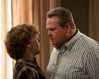 Modern Family – v.li.: Kyle (Justin Ellings), Cameron Tucker (Eric Stonestreet)