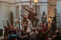 Mary Poppins' Rückkehr – Jack (Lin-Manuel Miranda) Mary Poppins (Emily Blunt) und die Banks-Kinder mit einer Besatzung von Straßenlampenscheinwerfern in der Cherry Tree Lane 17