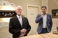 Sturm der Liebe – Alfons (Sepp Schauer, l.) kauft Christoph (Dieter Bach, r.) seine Betroffenheit nicht ab.