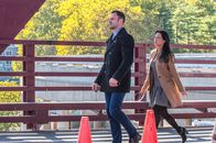 Elementary – Sherlock Holmes (Jonny Lee Miller, l.) und Joan Watson (Lucy Liu, r.) werden zu einem Tatort auf einer Brücke gerufen, wo eine junge Frau erschossen wurde. Für die beiden beginnt nun die Arbeit, den Mörder zu fassen ...
