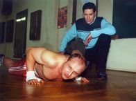 In aller Freundschaft – 30 Uhr. Axel Müller (Simon Werner, links) ist nach Leipzig gekommen, um hier seinen ersten Kampf als Profi zu boxen. Da wird beim Boxchampion kurz vor dem entscheidenden Kampf ein gefährliches Aneurysma festgestellt, und Dr. Brentano (Thomas Koch) will ihn zur Behandlung überreden - aber zu gross ist das Gewicht dieses Kampfes, unüberschaubar der Schaden, der für Axel und sein gesamtes Team bei seinem Scheitern entstünde...