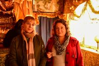 München Mord – Angelika (Bernadette Heerwagen, l.) hat ihre Freundin Maria (Annabel Faber, r.) vom Gewerbeaufsichtsamt mitgebracht, um dem Wirt im Glorias doch noch ein paar Beobachtungen zu "entlocken".