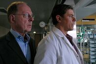 Tierärztin Dr. Mertens – MDR Fernsehen TIERÄRZTIN DR. MERTENS III. STAFFEL, FOLGE 44, "Am Scheideweg" Uhr. Entsetzt müssen Kinderarzt Dr. Christoph Lentz (Sven Martinek, r.) und sein Vater (Hans Peter Korff, l.) feststellen, dass Christophs kleiner Koma-Patient auf Wunsch von dessen Eltern in ein anderes Krankenhaus verlegt worden ist.