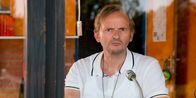 Beckenrand Sheriff – Stets den kritischen Blick auf das Becken und die Einhaltung der Vorschriften gerichtet: Schwimmmeister Karl Kruse (Milan Peschel). Enten nicht erwünscht!