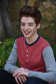 The Mick – Wenn jemand ein Anrecht auf das ehemalige Elternschlafzimmer hat, dann natürlich Chip (Thomas Barbusca). Als selbsternanntes Familienoberhaupt passt es ihm gar nicht, dass Sabrina ihm das streitig machen möchte. Um das Schlafzimmer zu verteidigen, ist er bereit Kopf und Kragen zu riskieren ...