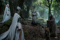 Der Herr der Ringe: Die Ringe der Macht – Im Großen Grünwald trifft der Fremde (Daniel Weyman, r.) auf die drei Mystikerinnen (Edith Poor, l., Bridie Sisson, M., Kali Kopae, r.), die in ihm ihren Meister Sauron zu erkennen glauben.