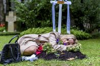 Sturm der Liebe – An Frederiks Grab schmiedet Beatrice (Isabella Hübner) verzweifelt einen neuen Plan.