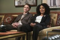 All Rise - Die Richterin – Mark Callan (Wilson Bethel. l.); Lola Carmichael (Simone Missick. r.)