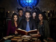 Sleepy Hollow – In the back, L-R: Jake Wells (Jerry MacKinnon), Alex Norwood (Rachel Melvin) In the front, L-R: Diana Thomas (Janina Gavankar), Tom Mison (Ichabod Crane), Jenny Mills (Lyndie Greenwood)