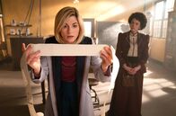 Doctor Who – The Doctor (Jodie Whittaker, l.) und Dorothy Skerrit (Haley McGee)