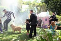 Modern Family – In the middle l-r: Lily Tucker-Pritchett (Aubrey Anderson-Emmons), Cameron Tucker (Eric Stonestreet)