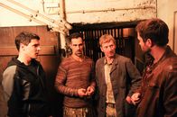 SOKO Stuttgart – Jo Stoll (Peter Ketnath, r.) und Rico Sander (Benjamin Strecker, l.) befragen die Nachbarn Lars Mäule (Gabriel Merz, 2.v.l.) und HaPe Götz (Michael Kessler, 2.v.r.) zum Tathergang. Den beiden ist sichtlich nicht wohl dabei.