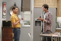 Two and a Half Men – Walden (Ashton Kutcher, r.) ist etwas irritiert, als er erfährt, dass Alan (Jon Cryer, l.) einen Assistenten sucht ...