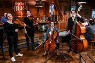 Potzmusig – V.l.n.r.: An der Geige Maria Gehrig, an der Viola Madlaina Janett, am Cello Cristina Janett und am Kontrabass Barbara Gisler. 2024 Copyright: SRF/Nicolas Senn/eastdesign.ch
