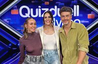 Quizduell-Olymp – Moderatorin Esther Sedlaczek (M.) mit den Kandidaten des Teams "Carpendale": Annemarie Carpendale (l.) und Wayne Carpendale (r.)