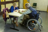 Danni Lowinski – Während Bea, Nils und Orkan an einem IQ-Test teilnehmen, versucht Danni (Annette Frier, l.) ihren Vater Kurt (Axel Siefer, r.) aus der JVA zu bekommen. Doch wird es ihr gelingen?