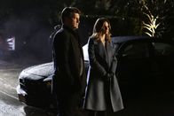 Castle – Eine Schulfreundin von Castle (Nathan Fillion, l.) wird ermordet, während er dabei zusieht. Doch sämtliche seiner Theorien werden von Kate (Stana Katic, r.) widerlegt ...