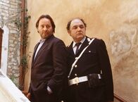 Donna Leon – Endlich haben Commissario Brunetti (Uwe Kockisch, li.) und sein Assistent Sergente Vianello (Karl Fischer) eine vielversprechende Spur.