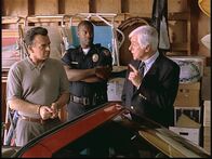 Diagnose: Mord – Mark Sloan (Dick Van Dyke, r.) fühlt John (l.), dem Mann einer alten Freundin, auf den Zahn. Er wird verdächtigt, seinen Nachbarn umgebracht zu haben.