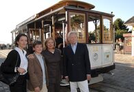 Das Traumschiff – Beatrice (Heide Keller, 2.v.r.) begleitet Lothar (Uwe Friedrichsen, r.), Cora (Katharina Meinecke, l.) und Daniel (Patrick Mölleken, 2.v.l.) auf ihrem Landgang nach San Francisco.