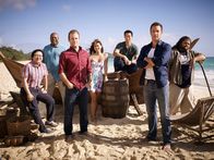 Hawaii Five-0 – Im Kampf gegen das Böse auf Hawaii: Steve (Alex O'Loughlin, 2.v.r.), Danny (Scott Caan, 3.v.l.), Chin (Daniel Dae Kim, 3.v.r.), Kono (Grace Park, M.), Lou (Chi McBride, 2.v.l.), Max (Masi Oka, l.) und Jerry (Jorge Garcia, r.) ...