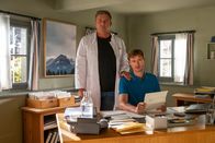 Der Bergdoktor – David Kästner (Frédéric Brossier r.) hat sich als neuer Arzthelfer von Dr. Martin Gruber (Hans Sigl, l.) gut eingelebt.