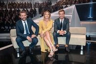 Die beste Show der Welt – Joko (r.) und Klaas (l.) buhlen um die Gunst des Publikums, denn beide sind überzeugt davon, "Die beste Show der Welt" zu präsentieren. Jeannine Michaelsen (M.) führt durch die Sendung ...