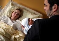 Geld.Macht.Liebe – Jonas (Mathis Künzler) besucht Karen (Denise Zich), die er verlassen hat, am Wochenbett.