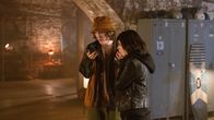 Alex Rider – Tom (Brenock O'Connor) und Kyra (Marli Siu) sind in Sorge und versuchen mit Alex Kontakt aufzunehmen.