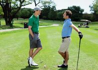 Royal Pains – Freunde beim Golfen: Tom Cavanagh als Jack O'Malley, Mark Feuerstein als Dr. Hank Lawson (Copyright SRF/NBC Universal)