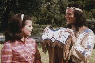 Winnetou und das Halbblut Apanatschi – Winnetou (Pierre Brice) präsentiert Apanatschi (Uschi Glas) sein Geburtstagsgeschenk.