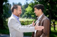 Sturm der Liebe – Leander (Marcel Zuschlag, r.) bittet Markus (Timo Ben Schöfer, l.) spontan um seinen Segen als Brautvater.