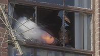 MacGyver – Feuer frei: Unter Beschuss von lettischen Terroristen schießt Bombenbastler MacGyver (Lucas Till) mit einer selbstgebauten Waffe zurück.