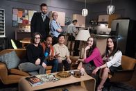 Community – Sie überlegen sich, wie ihre Staffel sieben aussehen würde: Britta (Gillian Jacobs, l.), Jeff (Joel McHale, 2.v.l.), Abed (Danny Pudi, 3.v.l.), Dean Pelton (Jim Rash, 4.v.l.), Chang (Ken Jeong, 5.v.l.), Annie (Alison Brie, 2.v.r.) und Frankie (Paget Brewster, r.) ...