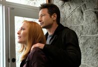 Akte X - Die unheimlichen Fälle des FBI – Während ihren Ermittlungen in einem neuen Fall stellen Scully (Gillian Anderson, l.) und Mulder (David Duchovny, r.) fest, dass sie schon bald ihren verlorenen Sohn wiederfinden könnten ...